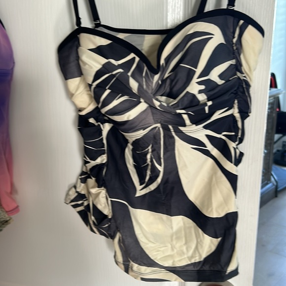 4- swimsuit tops , used ,Different brands , exposure,profile, jag, Anne Cole. - Picture 4 of 9